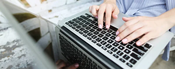 Banner web de primer plano manos femeninas escribiendo en el teclado del ordenador portátil . — Foto de Stock