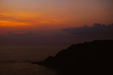 Şaşırtıcı turuncu ve mor günbatımı hava ve deniz.