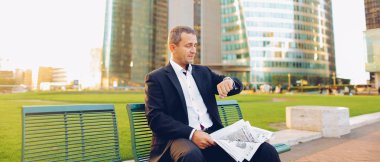 Ferah erkek Yöneticisi dışında gazete okuma  .