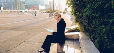 Yanında smartphone açık havada durumda belge ile konuşurken Sekreteri