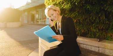 Yanında smartphone açık havada durumda belge ile konuşurken Sekreteri