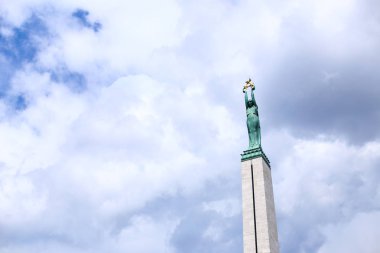 İle beyaz bulutlar içinde geçmiş, Letonya Riga'da Özgürlük Anıtı.