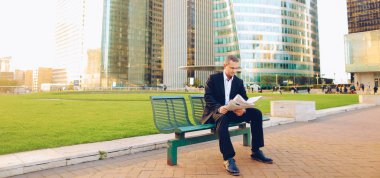 Gazete okuma ve seyretmek dışında seyir işadamı,  .