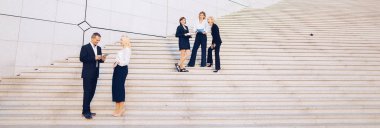 Mali takım tablet, dava ve konuşma merdivenlerden aşağı gidiyor