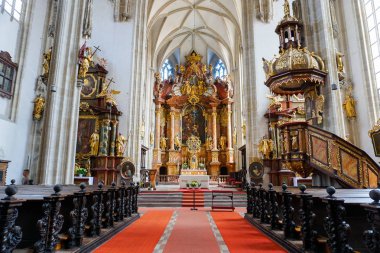 Avusturyalı Christian katedral içinde harika tavan ve kırmızı halı ile.