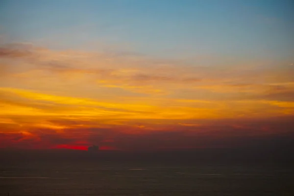 Niesamowite skyscape z pomarańczowy zachód słońca i morza. — Zdjęcie stockowe