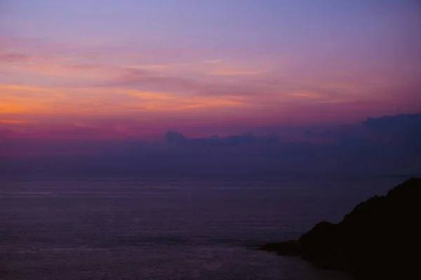 Spokojne morze w tle fiołek sunrise. — Zdjęcie stockowe