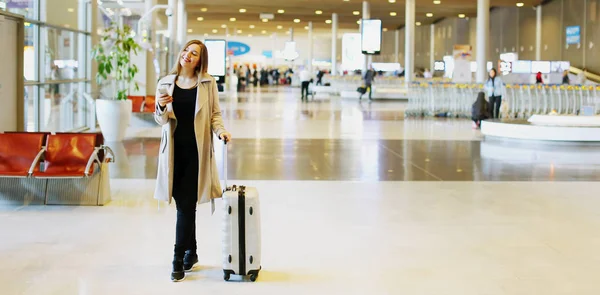 Banner de mujer joven con valise caminando en la sala de espera en el aeropuerto . —  Fotos de Stock