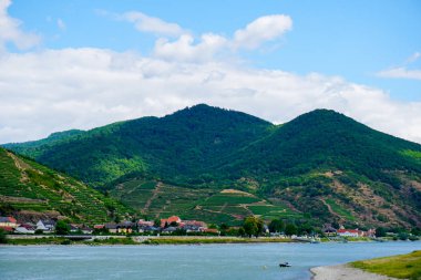Yeşil dağların Danube sahilde.