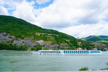 Tuna Nehri ve arka planda dağlar büyük cruise ship.