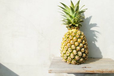 Beyaz duvar arka plan kopya alanı ile lezzetli ananas.