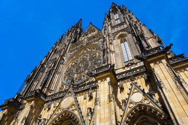 St. Vitus Katedrali ile mavi gökyüzü arka plan Prag, Çek Cumhuriyeti.