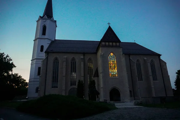 Fantastiska glasmålningar på katedralen i Österrike. — Stockfoto