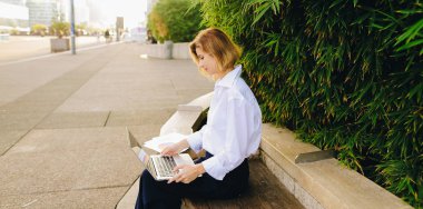 İstatistikçi dışında laptop ve renk diyagramları ile çalışma.