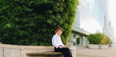 İstatistikçi dışında laptop ve renk diyagramları ile çalışma.