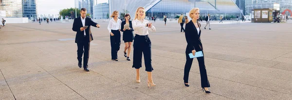 Affärspersoner promenader utanför i  . — Stockfoto