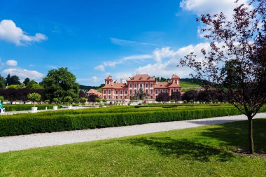 Prag ve güzel arka planda Bina bahar.