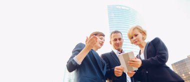 Mutlu iş ekip üyeleri dışında konuşan  .