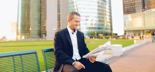 Gazete okuma ve seyretmek dışında seyir işadamı,  .