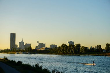 Gündoğumu arka plan ve görünümü üzerinde Viyana Tuna Nehri üzerinde Wakesurfing.