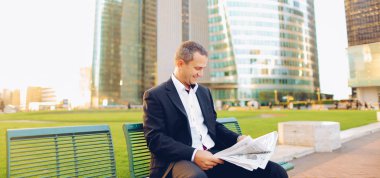 Ferah erkek Yöneticisi dışında gazete okuma  .