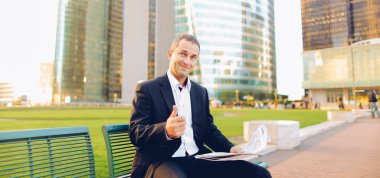 Gazete okuma ve seyretmek dışında seyir işadamı,  .