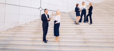 Resmi yabancı iş meslektaşları konuşmak yolculuk ve devam et