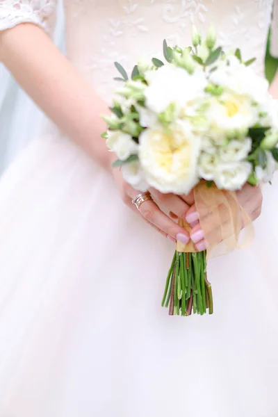 Nahaufnahme Braut hält weißen Strauß. — Stockfoto