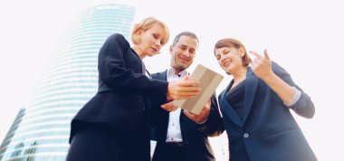 Mutlu iş ekip üyeleri dışında konuşan  .