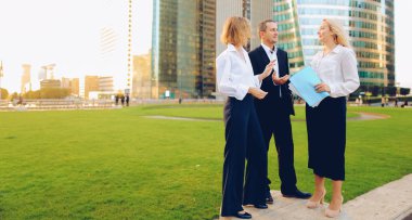 Finansal analistler Kripto para tablet ile tartışıyor  .