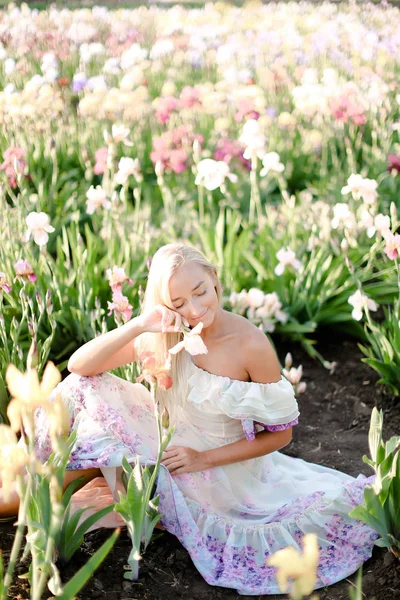 Jeune Femme Assise Près Des Iris Sur Jardin Vêtue Une — Photo