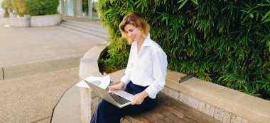 İstatistikçi dışında laptop ve renk diyagramları ile çalışma.