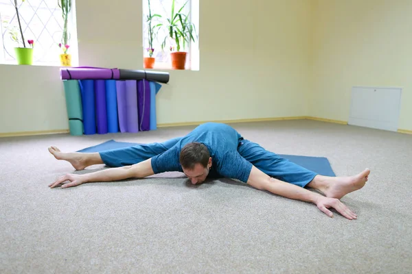 Sport atletisk man engagerade yoga. — Stockfoto
