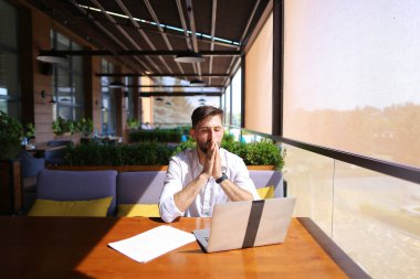 Laptop ile çalışan ve istemci o ile sohbet beyaz Emlak