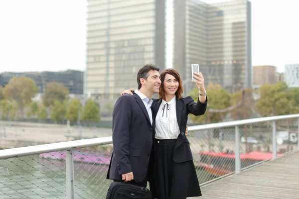 Marketer mężczyzna i kobieta Menedżer Hr przy użyciu smartfona biorąc sel — Zdjęcie stockowe