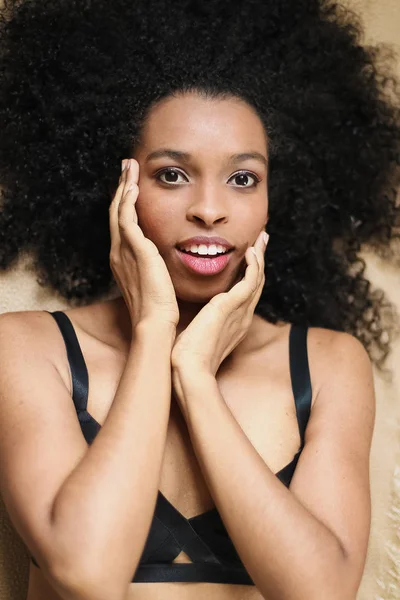 Portret van afro american girl zwarte ondergoed dragen. — Stockfoto