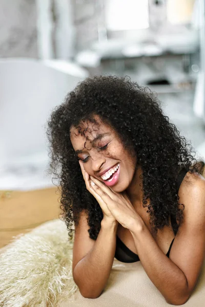 Jeune afro américaine fille couché en sous-vêtements et souriant . — Photo