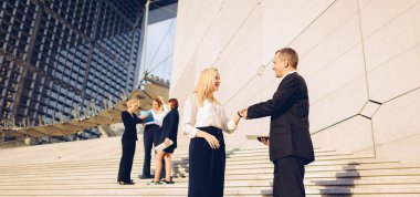 Sekreter patron tutma tablet ile istihdam ile merdivenlerde konuşurken