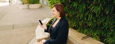 Mesaj yazma ve dışında müzik ile iş kadını