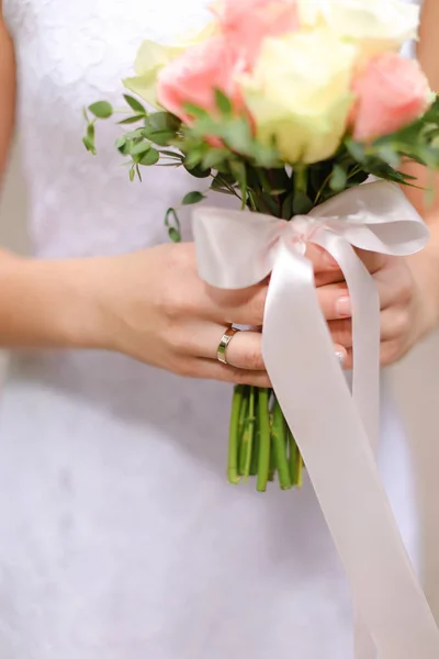 Close up buquê de rosas brancas e rosa em mãos de noiva . — Fotografia de Stock