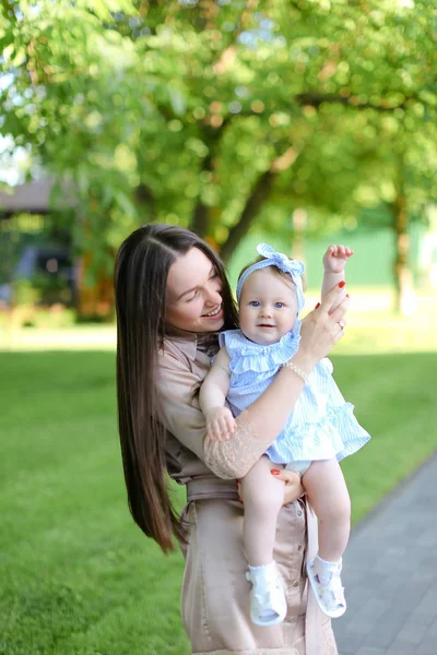 Giovane Madre Caucasica Che Tiene Una Bambina Giardino Concetto Maternità — Foto Stock