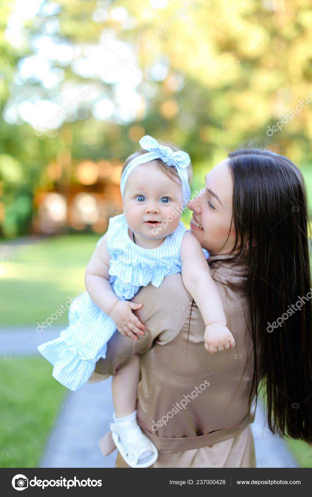 Vue Arriere De La Femme Brune Tenant Un Petit Bebe Dans Le Jardin Image Libre De Droit Par Sisterspro C Vue Arriere De La Femme Brune Tenant Un Petit Bebe Dans Le Jardin Image Libre De Droit Par Sisterspro C