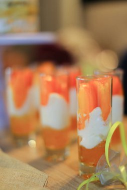 Gözlük turuncu tatlı jöle ile.