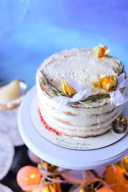 Turuncu physalis ile izole lezzetli pasta.