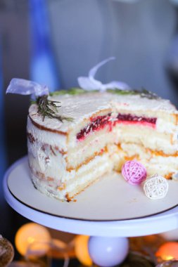 Tatlı pasta plaka üzerinde kesme.