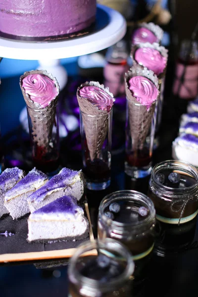 Délicieux dessert sucré pour anniversaire . — Photo