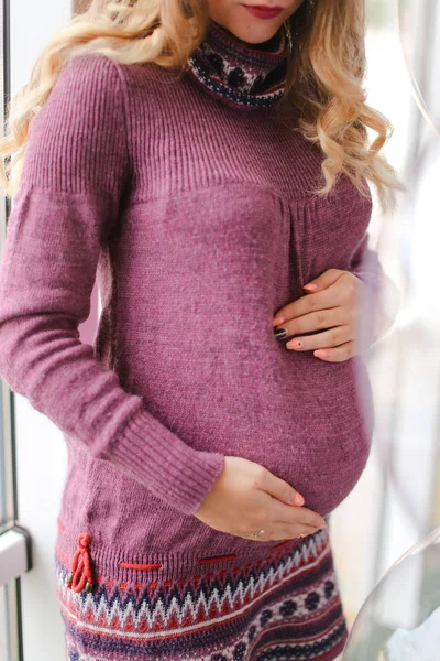 Mujer embarazada en vestido rosa sosteniendo vientre . — Foto de Stock