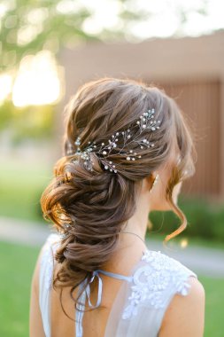 Gelin portresi arkadan görünüm.