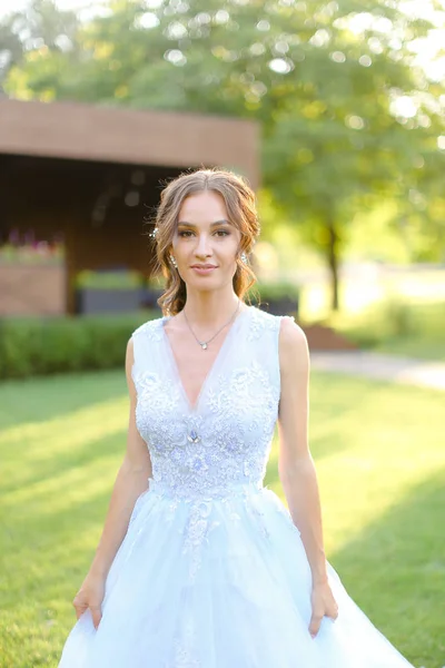 Américaine jolie mariée debout dans le jardin . — Photo