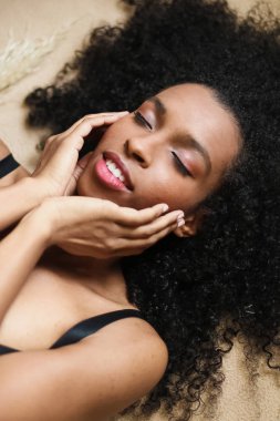 Siyah iç çamaşırı giyen güzel afro Amerikan kız portresi.